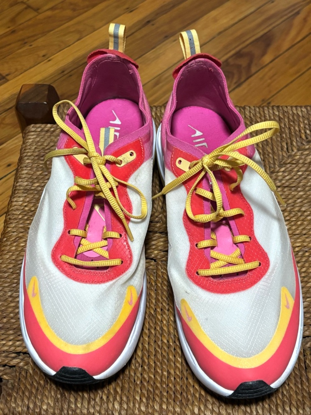 Nike Air Max Dia SE White Laser Fuchsia sneakers sz 9